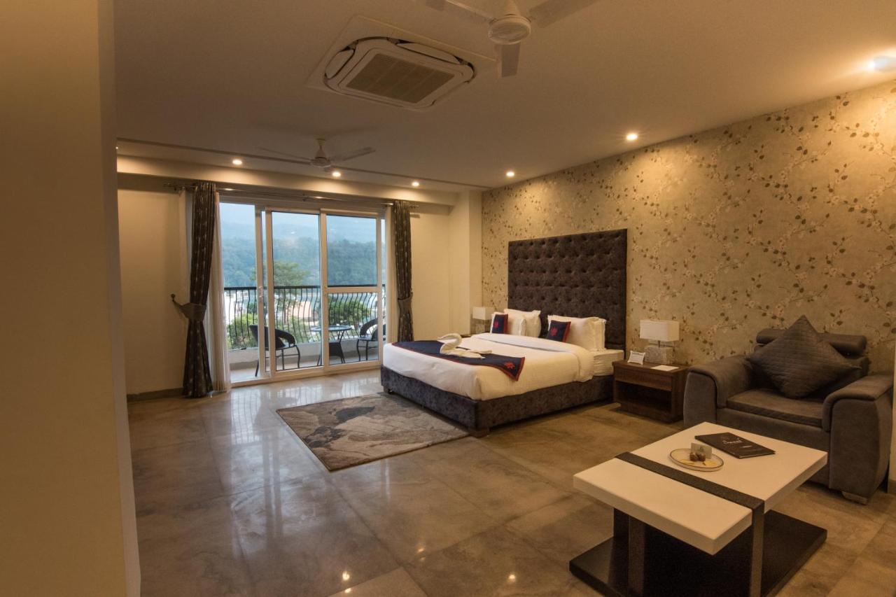 Holywater Hotel By Ganga Kinare #150 Mts From Ganga Ghat Rishīkesh Exteriör bild
