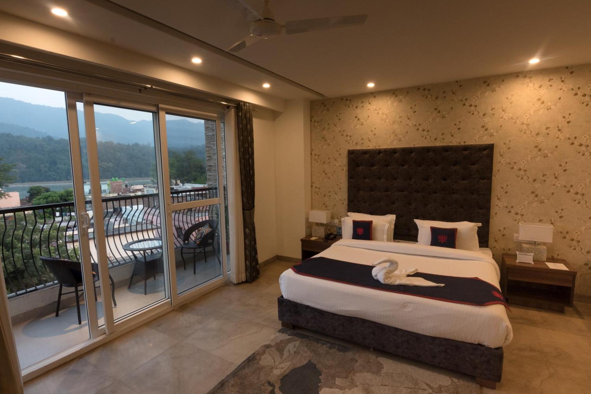 Holywater Hotel By Ganga Kinare #150 Mts From Ganga Ghat Rishīkesh Exteriör bild