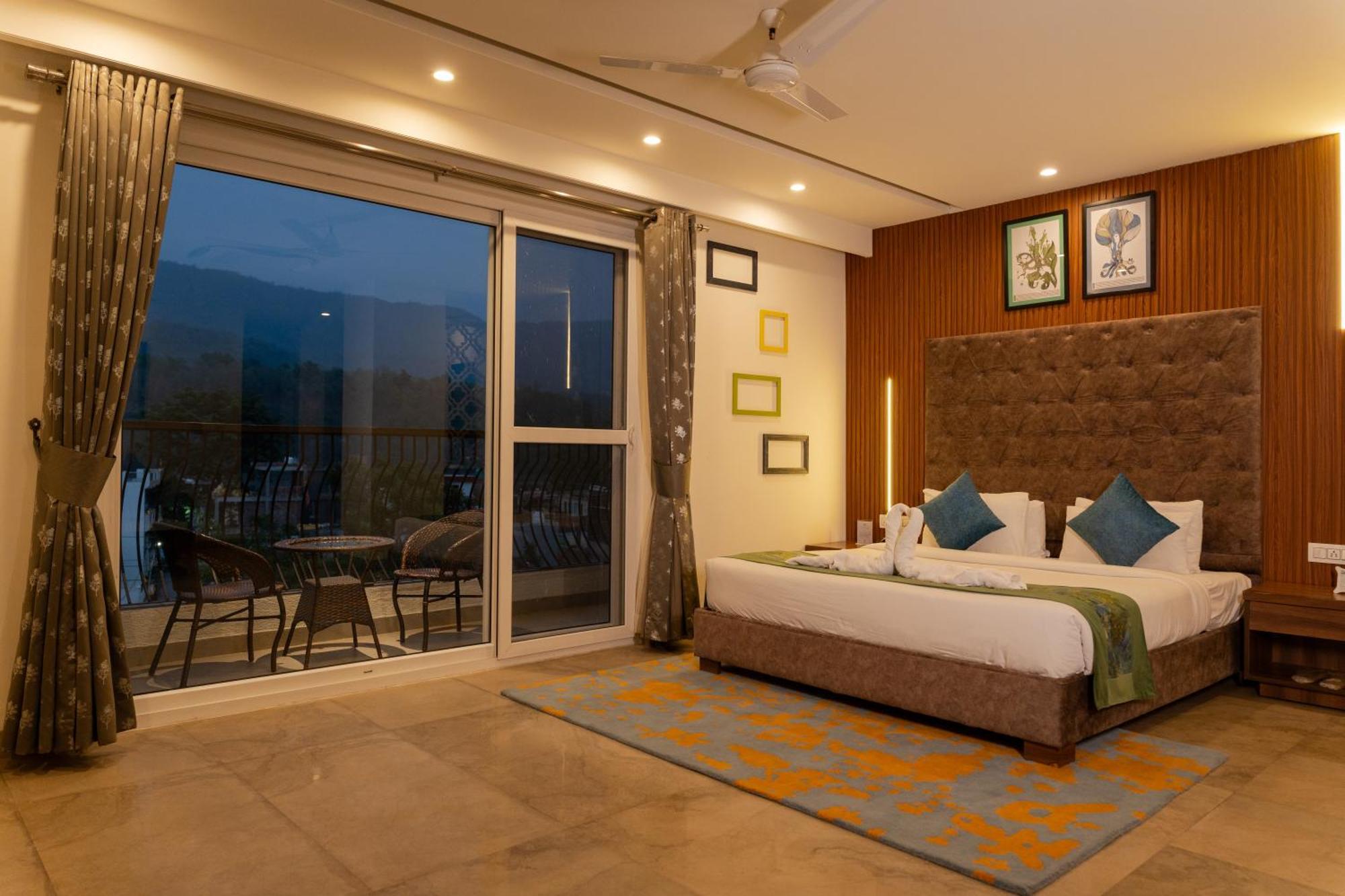 Holywater Hotel By Ganga Kinare #150 Mts From Ganga Ghat Rishīkesh Exteriör bild