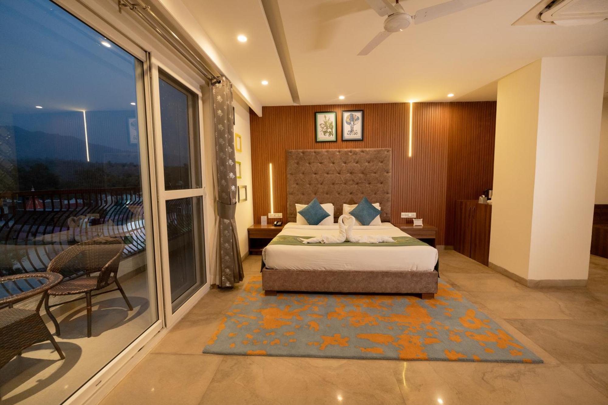 Holywater Hotel By Ganga Kinare #150 Mts From Ganga Ghat Rishīkesh Exteriör bild