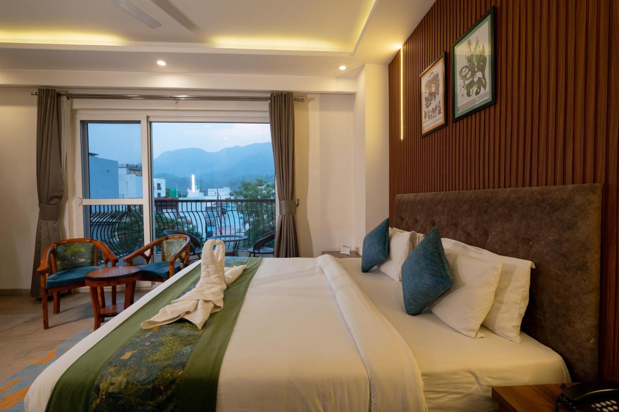 Holywater Hotel By Ganga Kinare #150 Mts From Ganga Ghat Rishīkesh Exteriör bild