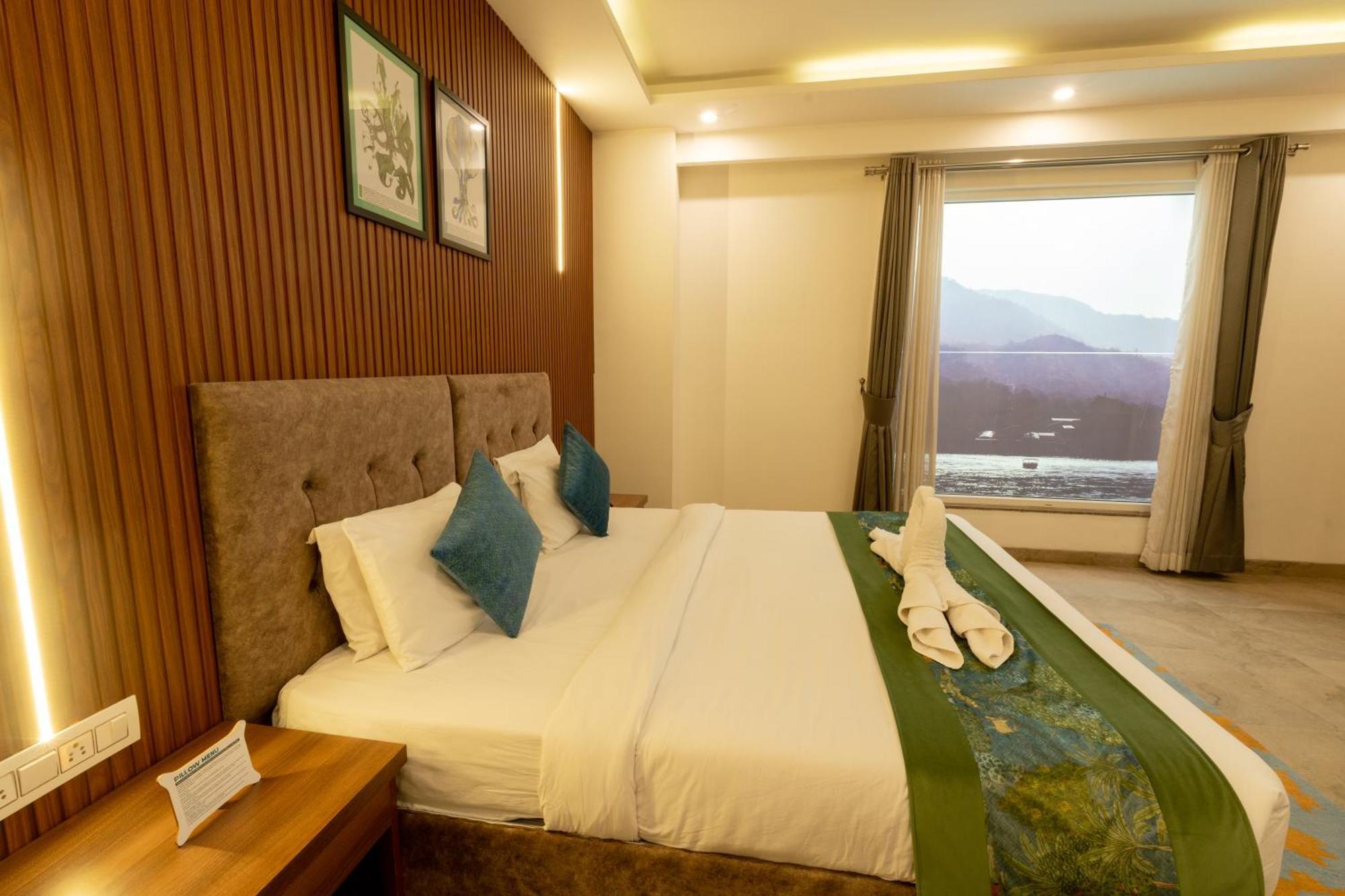 Holywater Hotel By Ganga Kinare #150 Mts From Ganga Ghat Rishīkesh Exteriör bild