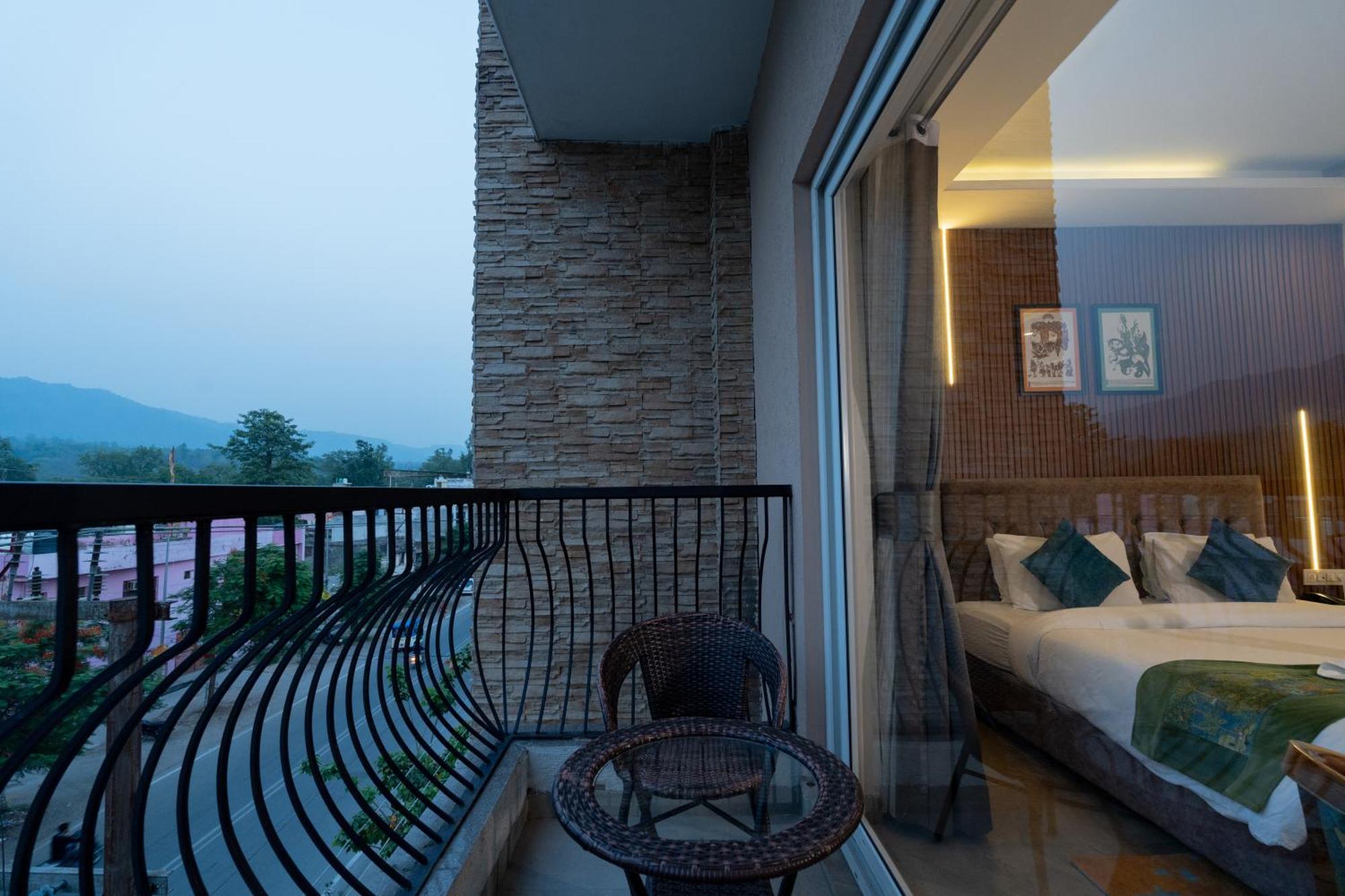 Holywater Hotel By Ganga Kinare #150 Mts From Ganga Ghat Rishīkesh Exteriör bild